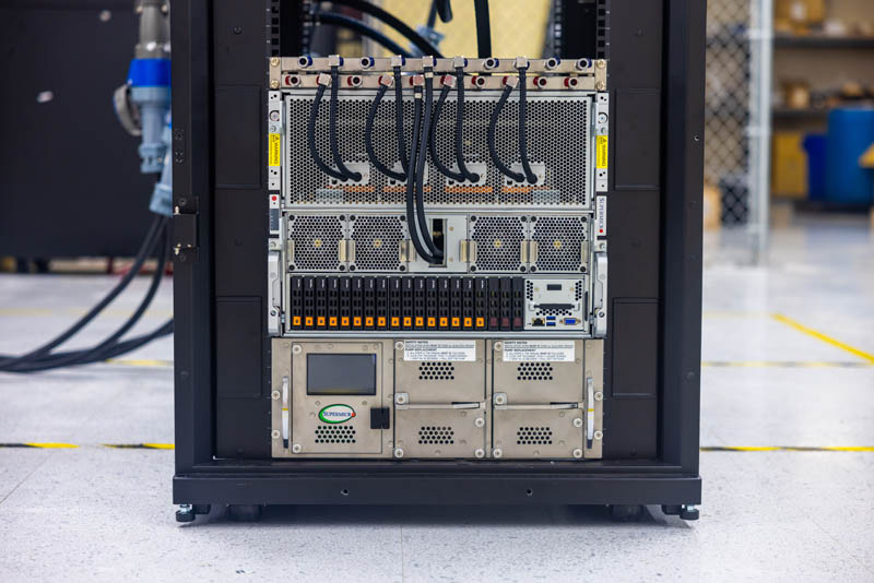 Cận cảnh máy chủ AI Supermicro SYS-821GE-TNHR 8x NVIDIA H100 làm mát bằng chất lỏng